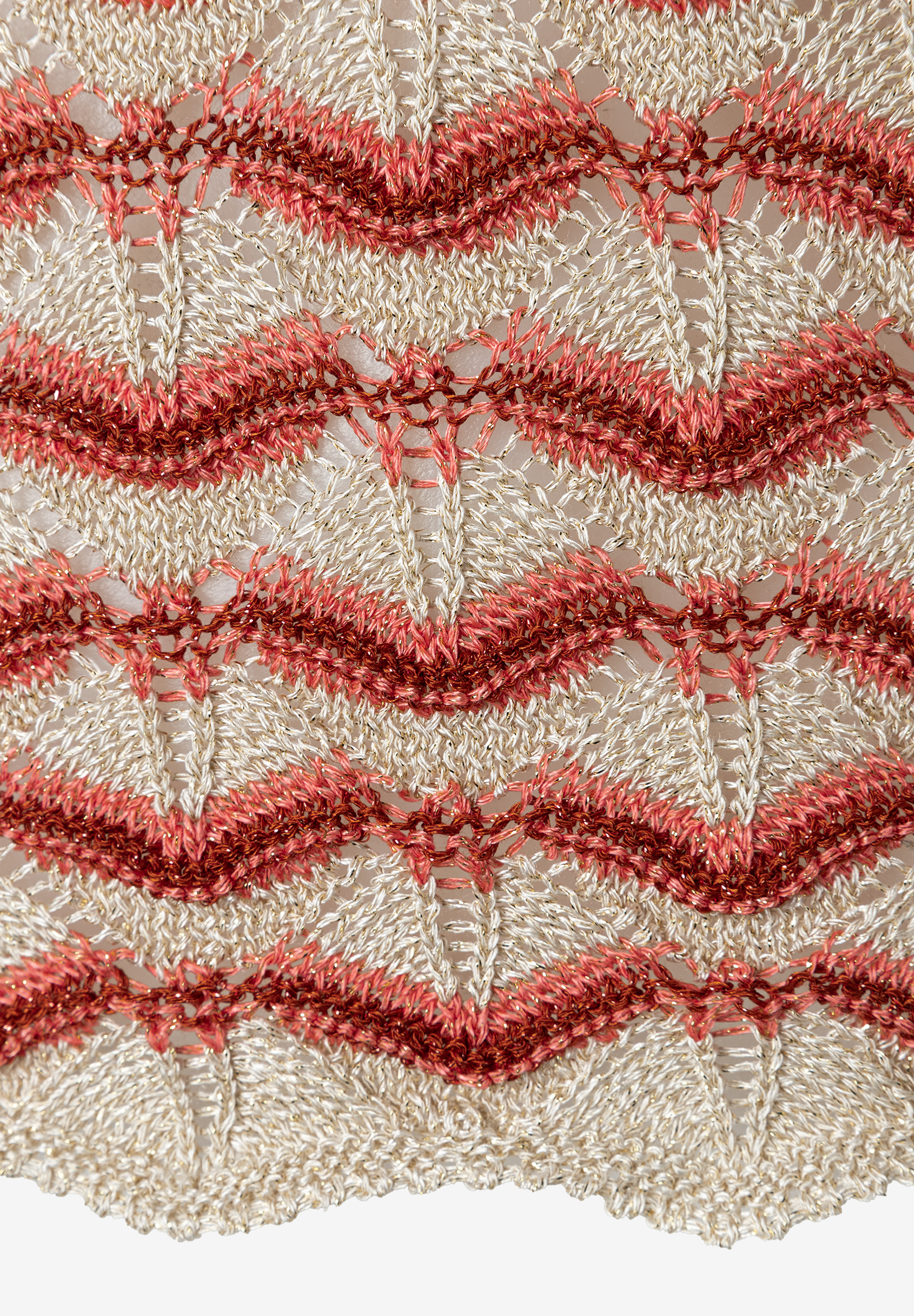 MORE & MORE Strukturstrick-Oberteil mit Goldfäden in Beige und Koralle. Wellenförmiges Muster, elastisch und angenehm. MORE & MORE Strukturstrick-Oberteil mit Goldfäden in Beige und Koralle. Wellenförmiges Muster, elastisch und angenehm.