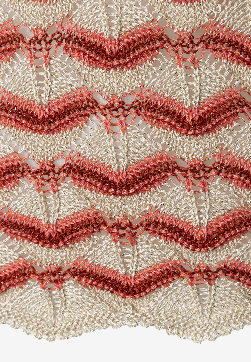 MORE & MORE Strukturstrick-Oberteil mit Goldfäden in Beige und Koralle. Wellenförmiges Muster, elastisch und angenehm. MORE & MORE Strukturstrick-Oberteil mit Goldfäden in Beige und Koralle. Wellenförmiges Muster, elastisch und angenehm.