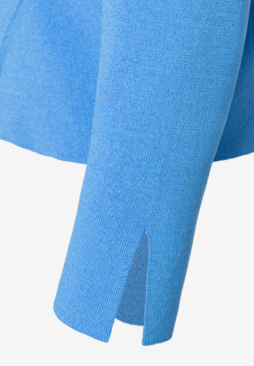 Nahaufnahme eines hellblauen Ärmels von MORE & MORE Strickware mit Schlitzdetail.