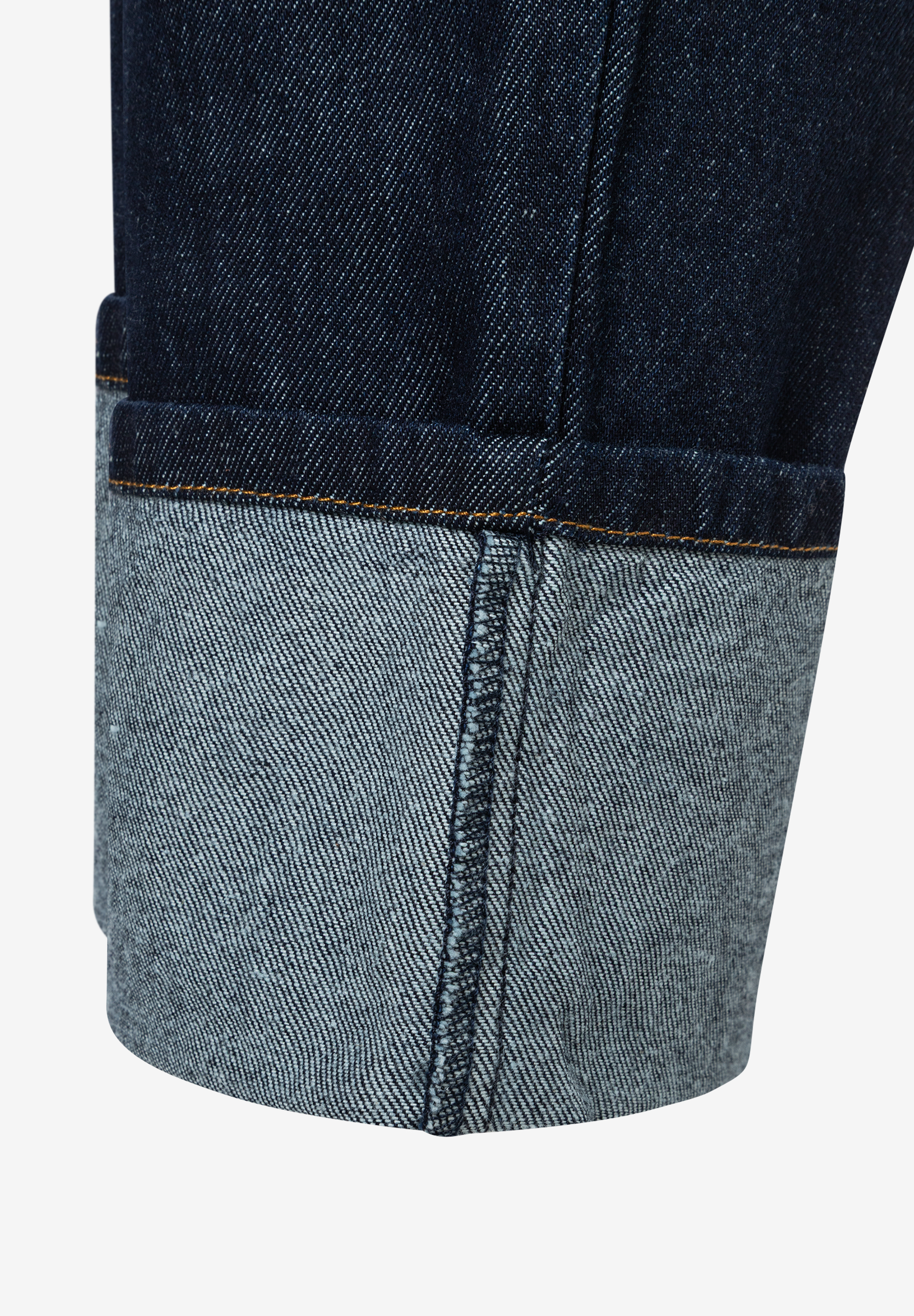 MORE & MORE Jeans: Naher Blick auf den umgeschlagenen Saum, der die helle Innenseite des dunklen Denim zeigt. MORE & MORE Jeans: Naher Blick auf den umgeschlagenen Saum, der die helle Innenseite des dunklen Denim zeigt.