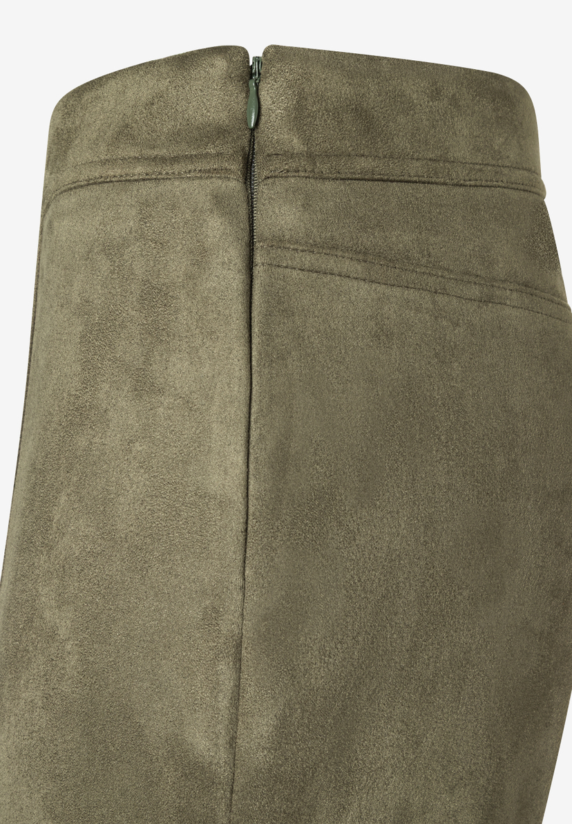 Nahaufnahme der olivgrünen Kunstleder-Hose von MORE & MORE mit Reißverschluss hinten. Angenehmer Tragekomfort. Nahaufnahme der olivgrünen Kunstleder-Hose von MORE & MORE mit Reißverschluss hinten. Angenehmer Tragekomfort.