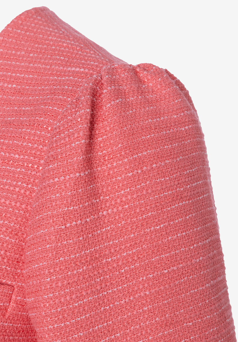 Detailaufnahme eines korallenroten MORE & MORE Blazers mit Bouclé-Textur und Puffärmel. Detailaufnahme eines korallenroten MORE & MORE Blazers mit Bouclé-Textur und Puffärmel.