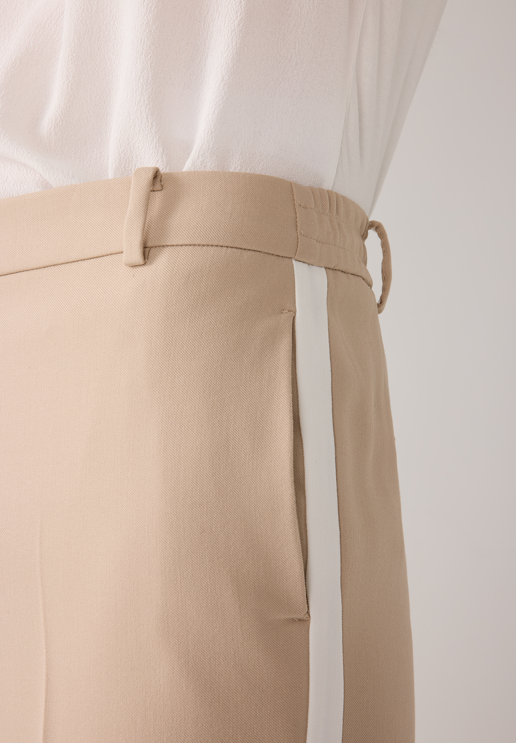 Nahaufnahme der MORE & MORE Hose mit seitlichem, weißen Streifen. Nahaufnahme der MORE & MORE Hose mit seitlichem, weißen Streifen.