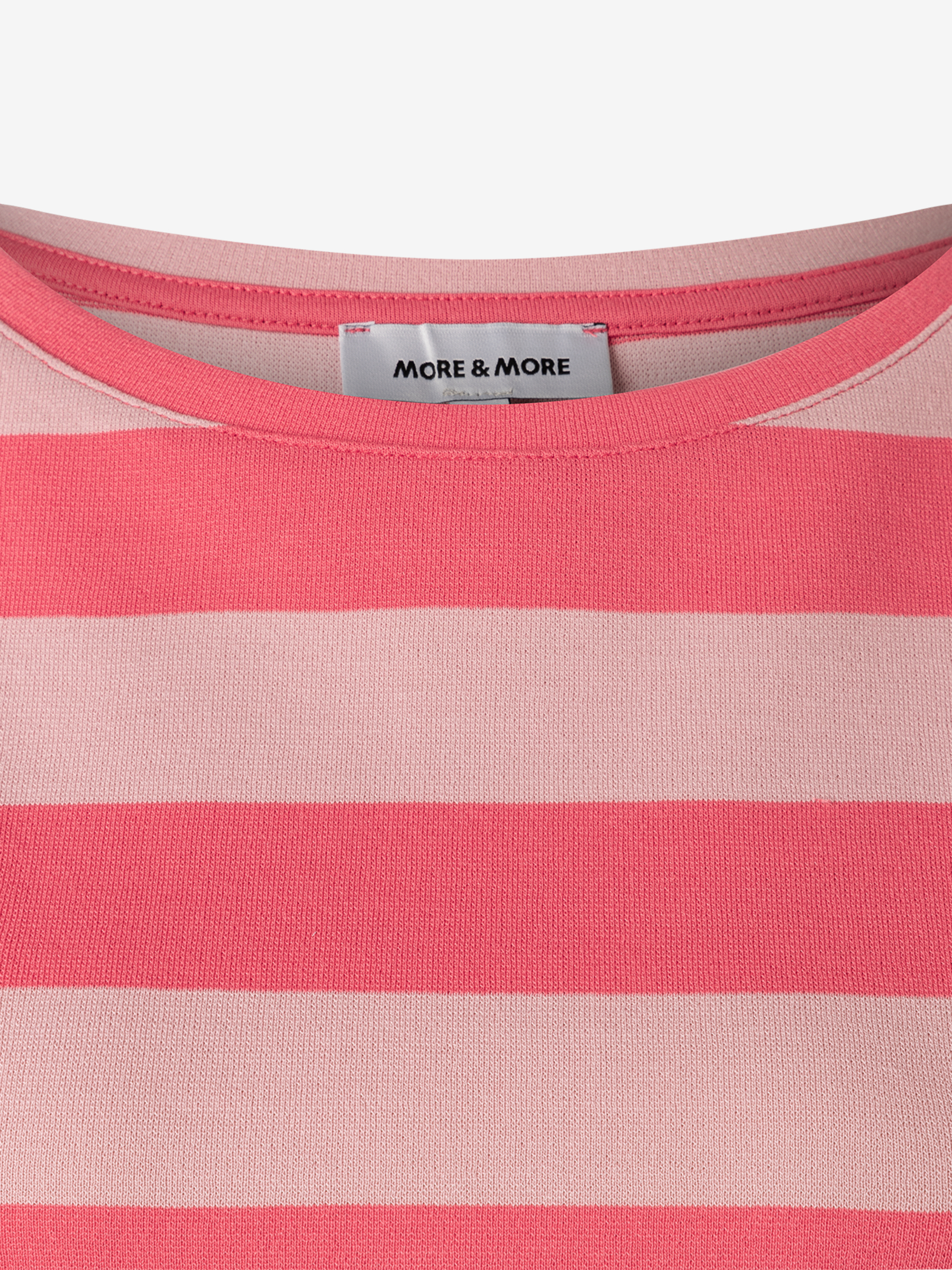 Nahaufnahme eines MORE & MORE Oberteils mit pinken und hellrosa Streifen, Kragen und Markenetikett. Nahaufnahme eines MORE & MORE Oberteils mit pinken und hellrosa Streifen, Kragen und Markenetikett.