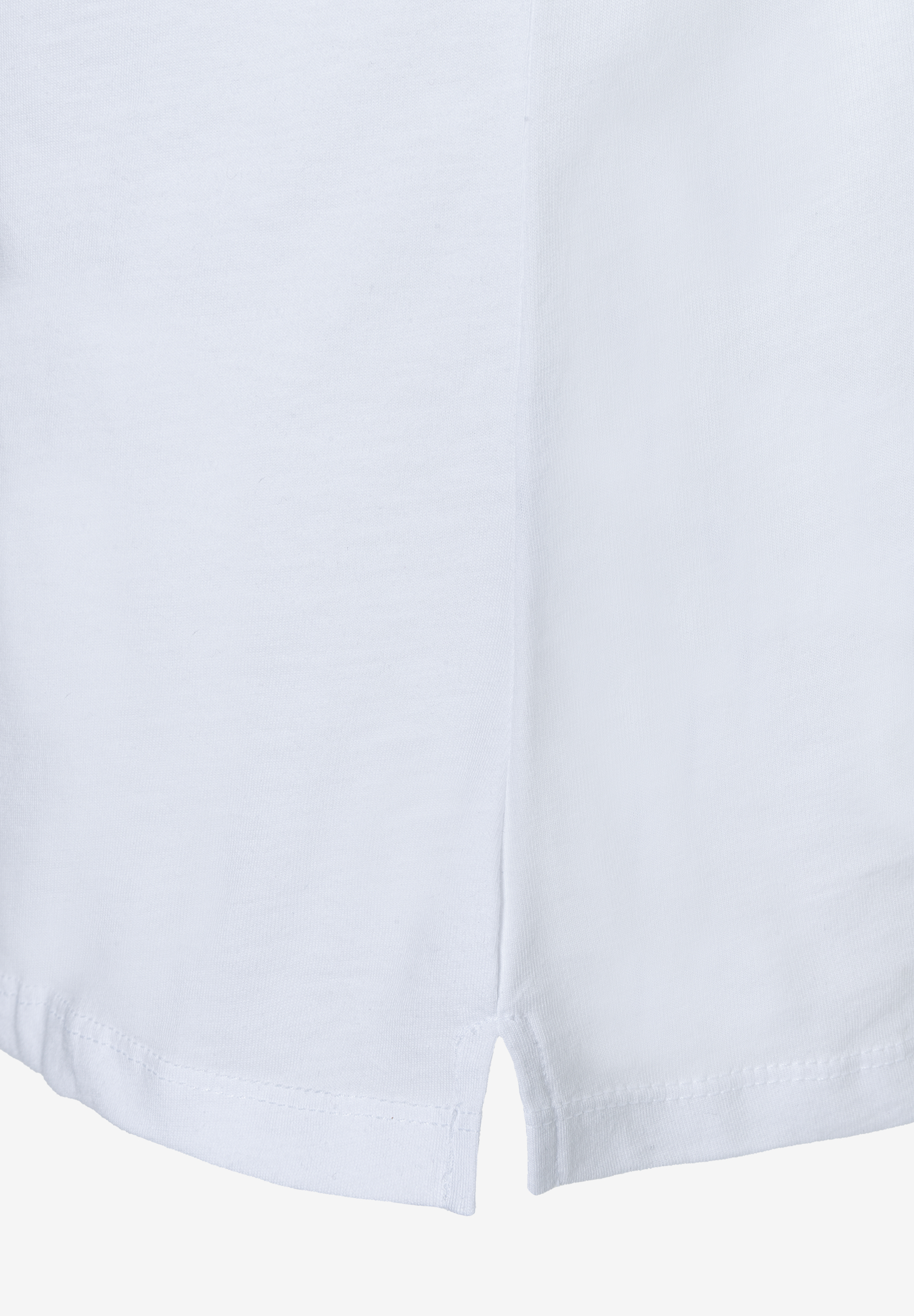 Detailaufnahme eines weißen MORE & MORE Oberteils. Das Jersey-Material bietet Komfort und einen soften Griff. Detailaufnahme eines weißen MORE & MORE Oberteils. Das Jersey-Material bietet Komfort und einen soften Griff.