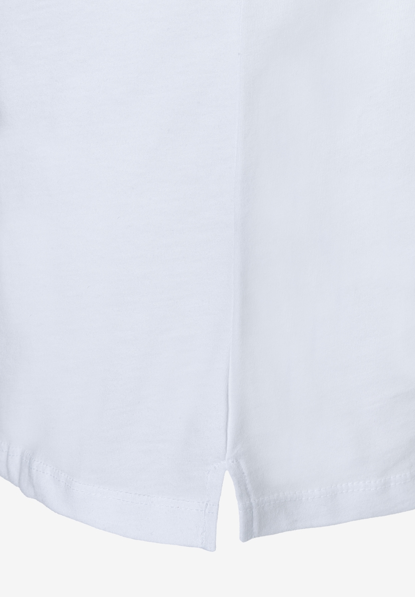 Detailaufnahme eines weißen MORE & MORE Oberteils. Das Jersey-Material bietet Komfort und einen soften Griff. Detailaufnahme eines weißen MORE & MORE Oberteils. Das Jersey-Material bietet Komfort und einen soften Griff.