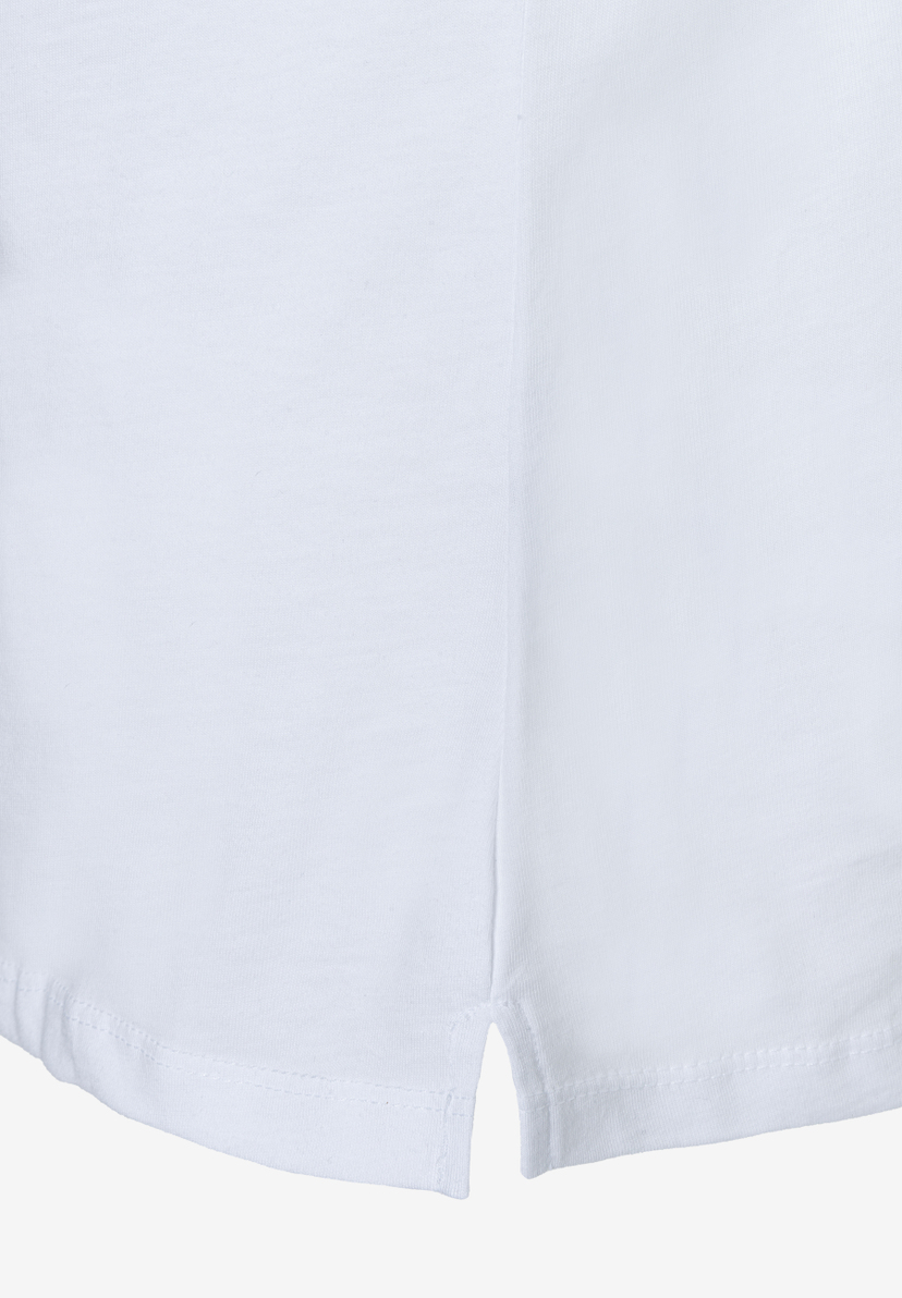 Detailaufnahme eines weißen MORE & MORE Oberteils. Das Jersey-Material bietet Komfort und einen soften Griff. Detailaufnahme eines weißen MORE & MORE Oberteils. Das Jersey-Material bietet Komfort und einen soften Griff.