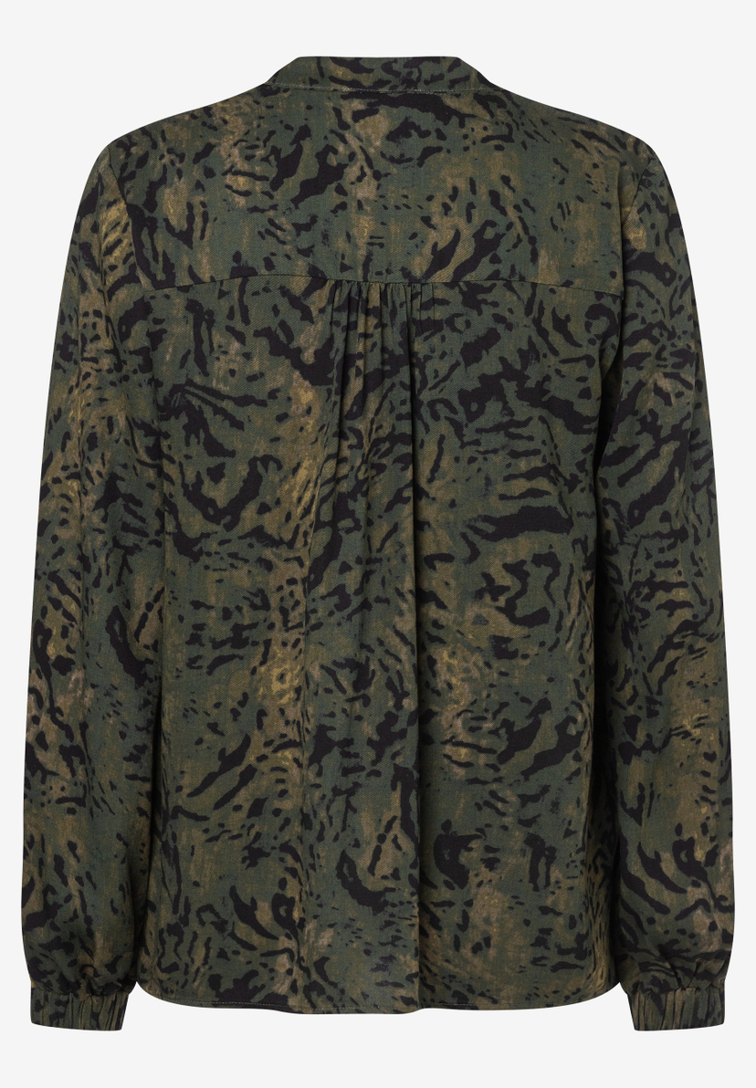 MORE & MORE Bluse: Grüne Bluse mit schwarzem und goldenem Animal-Print und Kragen. Langarm mit Bündchen. MORE & MORE Bluse: Grüne Bluse mit schwarzem und goldenem Animal-Print und Kragen. Langarm mit Bündchen.