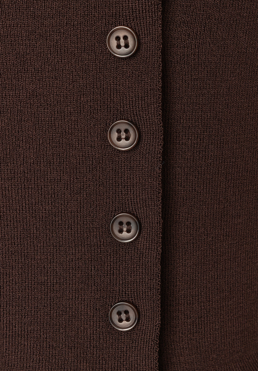 MORE & MORE Feinstrick Pullover: Nahaufnahme der Knopfleiste eines dunkelbraunen Oberteils aus Viskosemischung mit vier Knöpfen. MORE & MORE Feinstrick Pullover: Nahaufnahme der Knopfleiste eines dunkelbraunen Oberteils aus Viskosemischung mit vier Knöpfen.