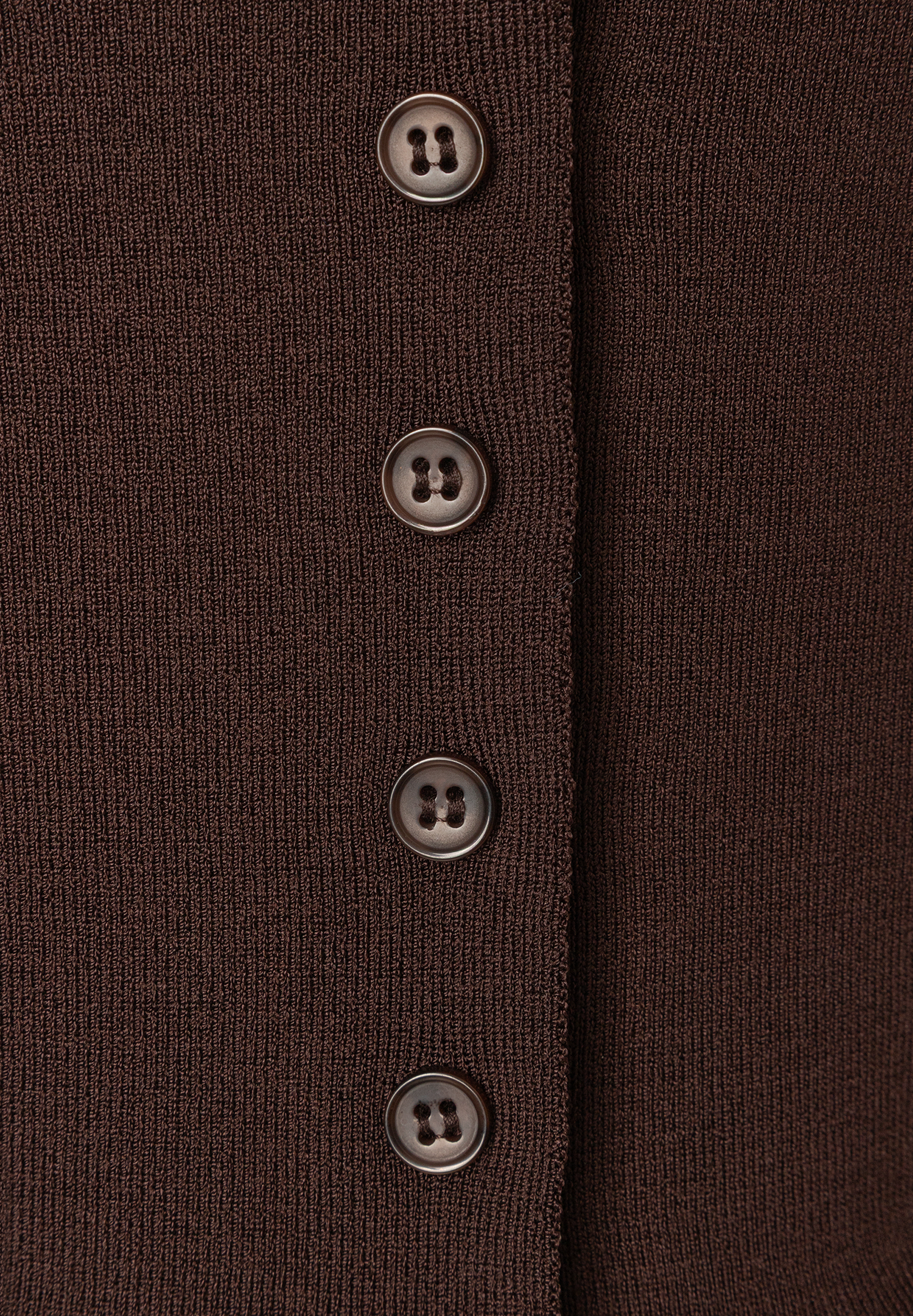 MORE & MORE Feinstrick Pullover: Nahaufnahme der Knopfleiste eines dunkelbraunen Oberteils aus Viskosemischung mit vier Knöpfen. MORE & MORE Feinstrick Pullover: Nahaufnahme der Knopfleiste eines dunkelbraunen Oberteils aus Viskosemischung mit vier Knöpfen.