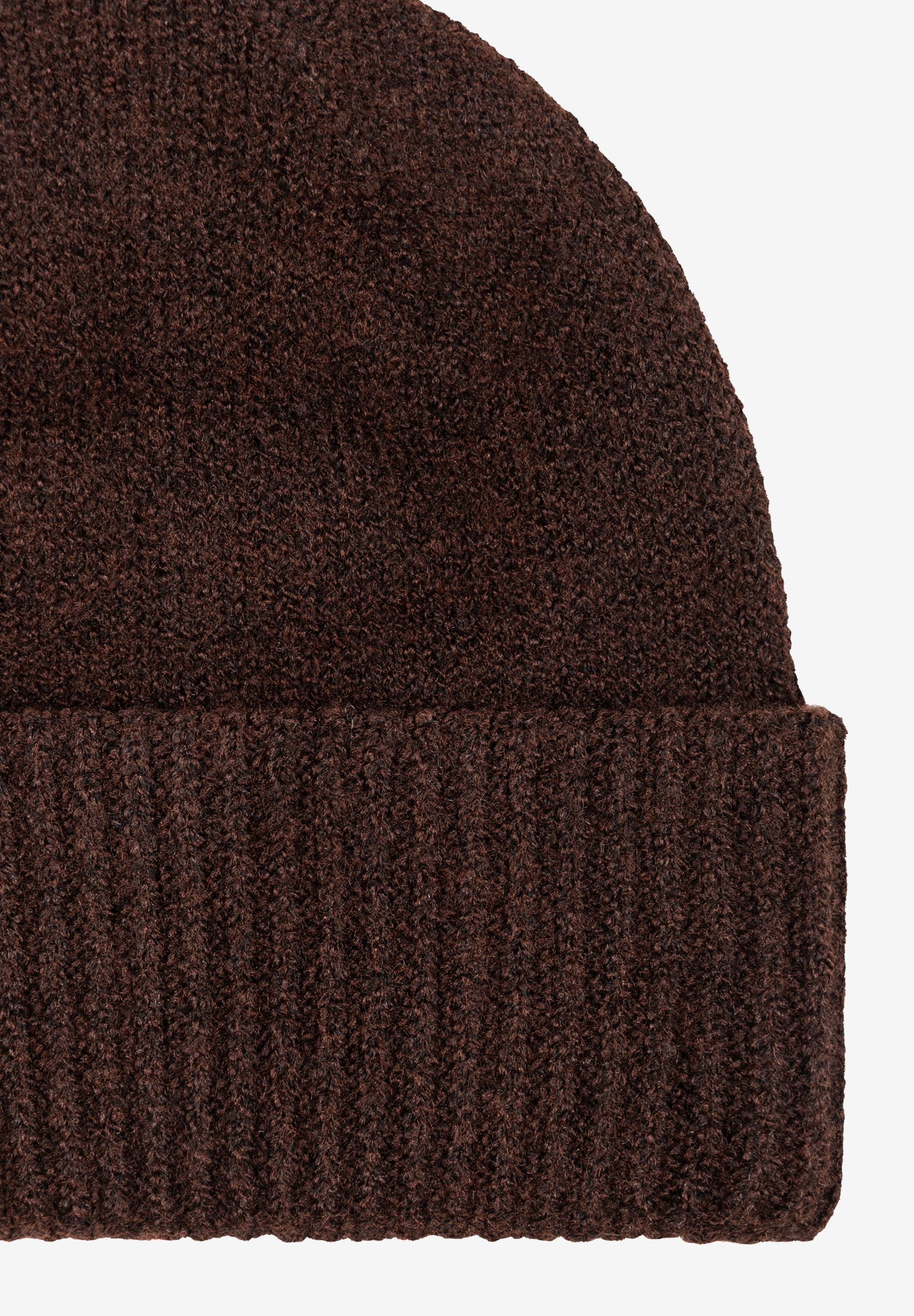 MORE & MORE Accessoire: Eine detailreiche Nahaufnahme zeigt eine dunkelbraune Mütze aus Strick mit Rippstruktur am Umschlag.