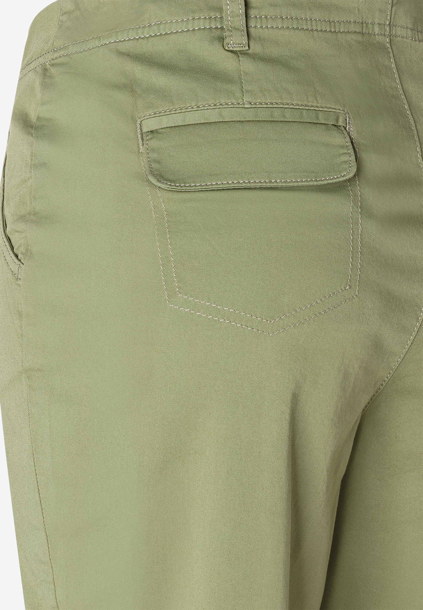 Nahaufnahme der olivgrünen MORE & MORE Hose aus Twill mit angedeuteter Gesäßtasche. Nahaufnahme der olivgrünen MORE & MORE Hose aus Twill mit angedeuteter Gesäßtasche.