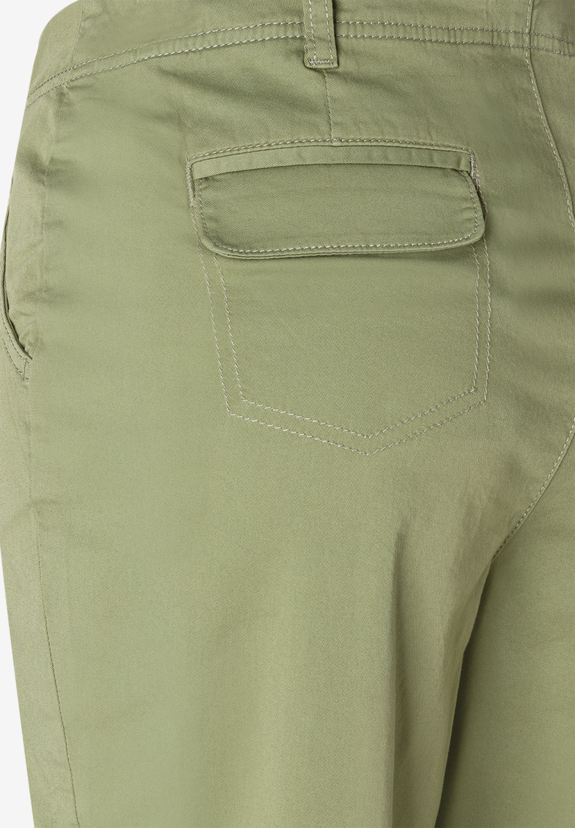 Nahaufnahme der olivgrünen MORE & MORE Hose aus Twill mit angedeuteter Gesäßtasche. Nahaufnahme der olivgrünen MORE & MORE Hose aus Twill mit angedeuteter Gesäßtasche.