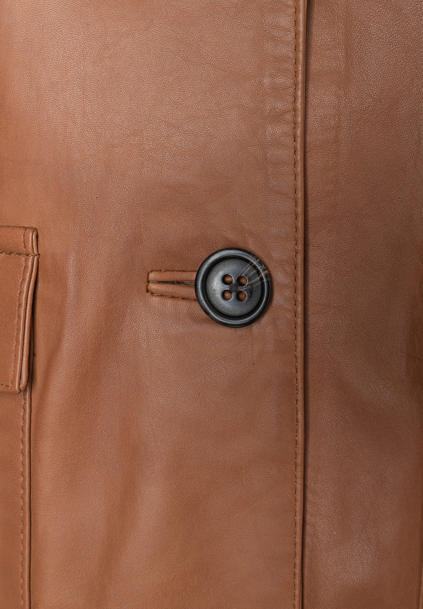 MORE & MORE Lederjacke in Cognac mit schwarzem Knopf. Die Jacke hat einen angenehmen Tragekomfort und ist aus Echtleder. MORE & MORE Lederjacke in Cognac mit schwarzem Knopf. Die Jacke hat einen angenehmen Tragekomfort und ist aus Echtleder.