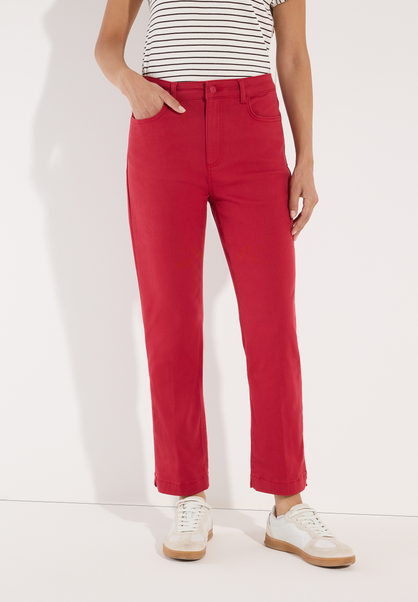 MORE & MORE Jeans: rote, bequeme Denim-Hose mit hohem Bund und schmal zulaufendem Bein, perfekt für einen lässigen Look. MORE & MORE Jeans: rote, bequeme Denim-Hose mit hohem Bund und schmal zulaufendem Bein, perfekt für einen lässigen Look.