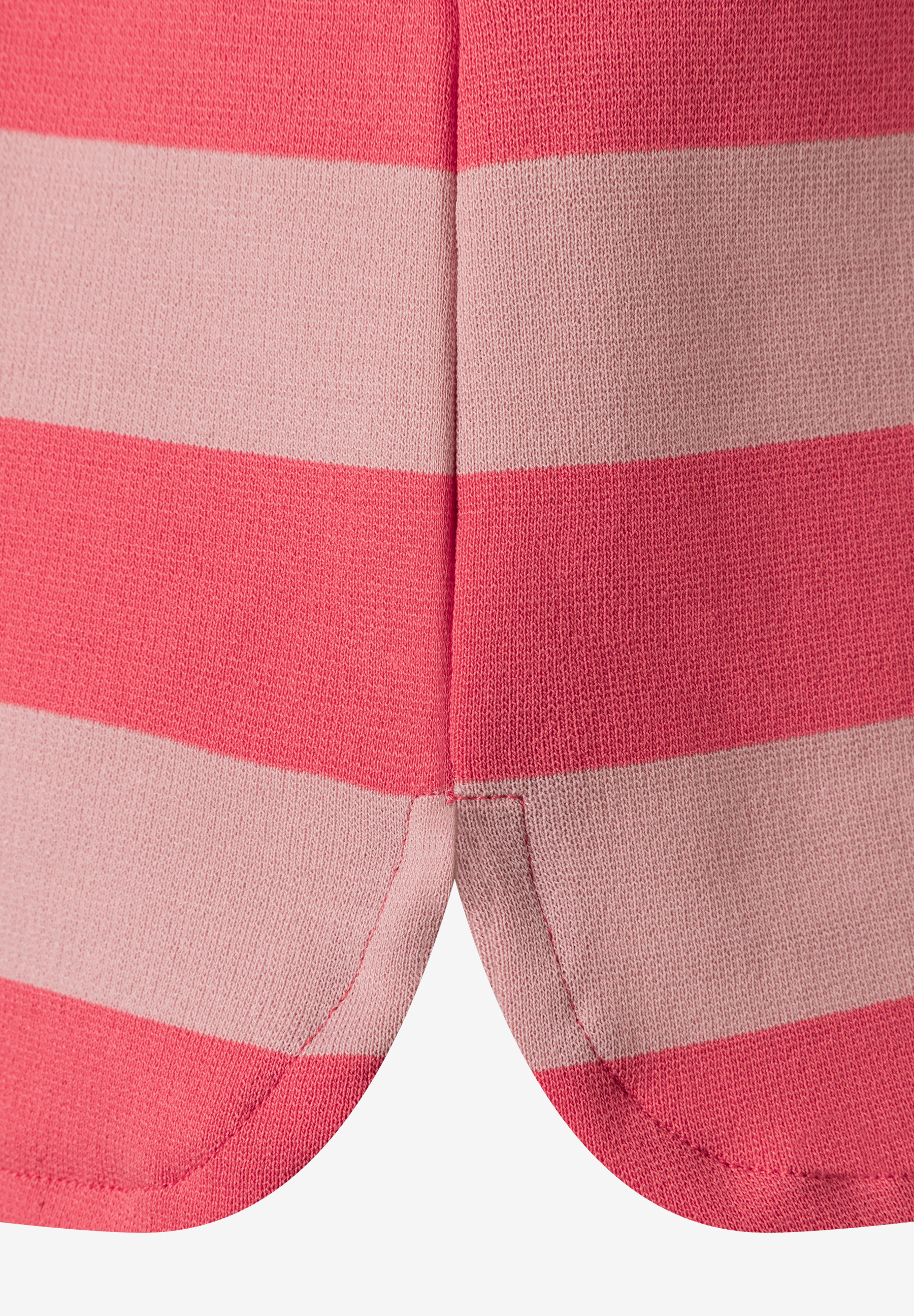 Nahaufnahme eines gestreiften MORE & MORE Oberteils in Rosa- und Koralltönen. Nahaufnahme eines gestreiften MORE & MORE Oberteils in Rosa- und Koralltönen.