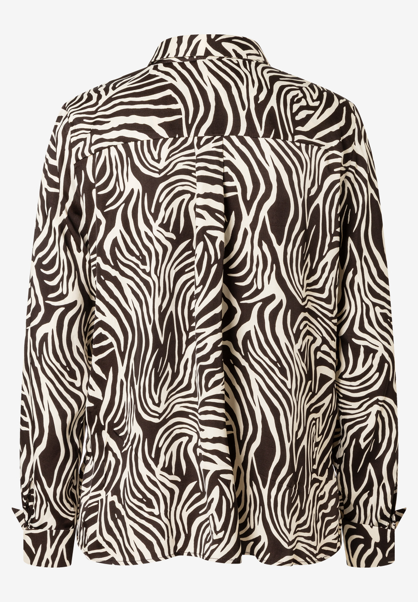Rückansicht einer MORE & MORE Bluse mit auffälligem Zebra-Muster. Rückansicht einer MORE & MORE Bluse mit auffälligem Zebra-Muster.