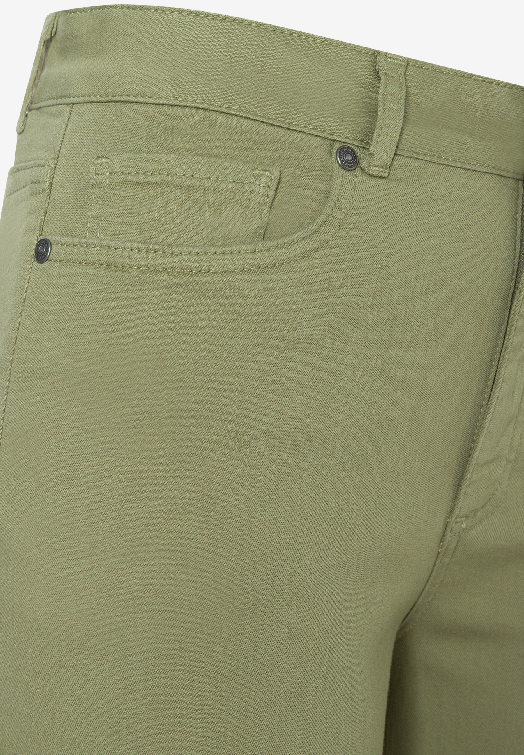 Nahaufnahme einer olivgrünen MORE & MORE Jeanshose mit Details wie Tasche und Gürtelschlaufe. Nahaufnahme einer olivgrünen MORE & MORE Jeanshose mit Details wie Tasche und Gürtelschlaufe.