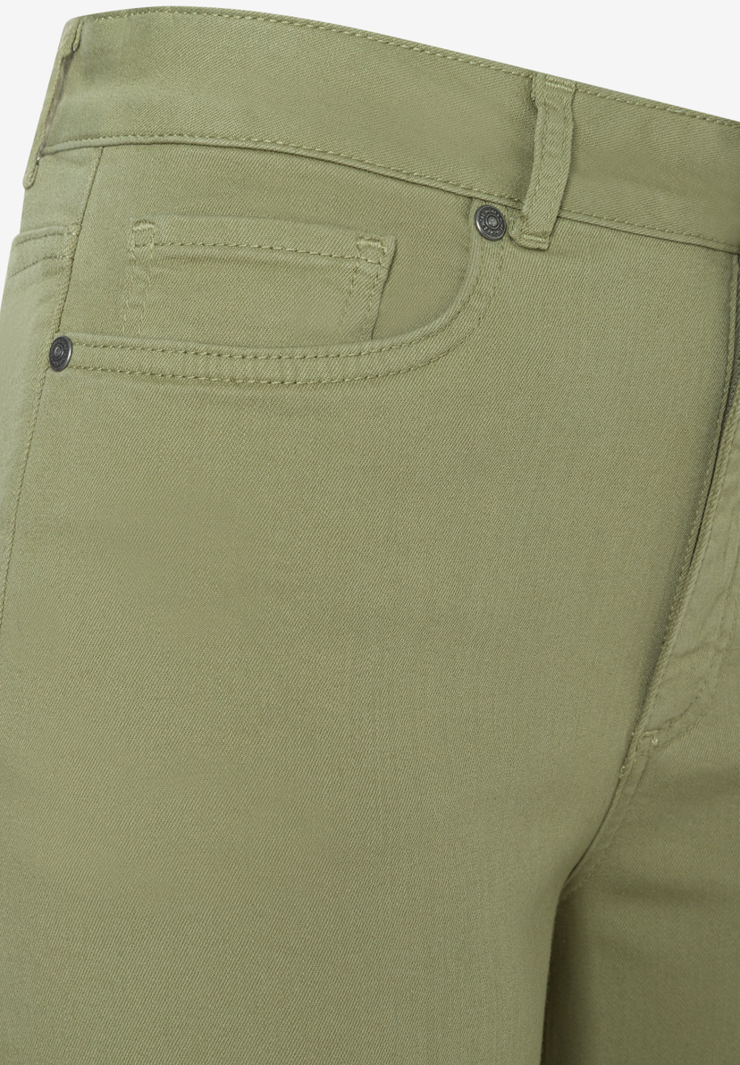 Nahaufnahme einer olivgrünen MORE & MORE Jeanshose mit Details wie Tasche und Gürtelschlaufe. Nahaufnahme einer olivgrünen MORE & MORE Jeanshose mit Details wie Tasche und Gürtelschlaufe.