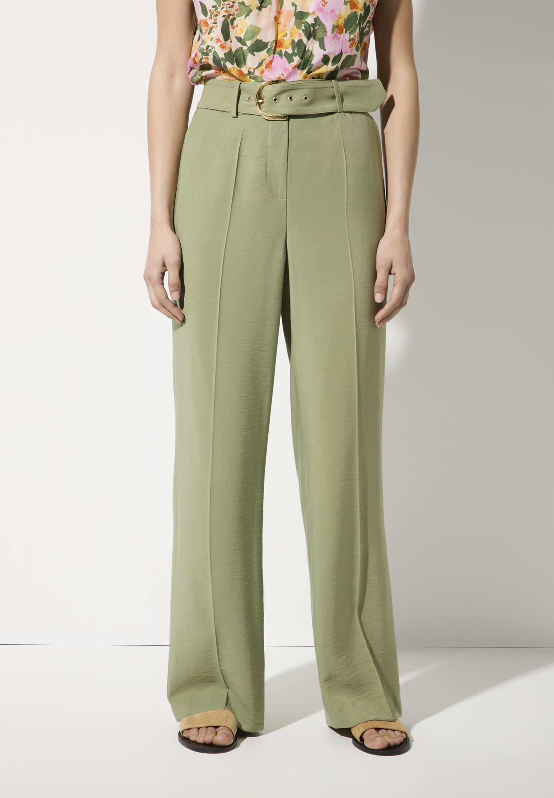 Olivgrüne MORE & MORE Hose aus Viskose-Twill mit passendem Gürtel. Weich fließend und angenehm zu tragen. Olivgrüne MORE & MORE Hose aus Viskose-Twill mit passendem Gürtel. Weich fließend und angenehm zu tragen.