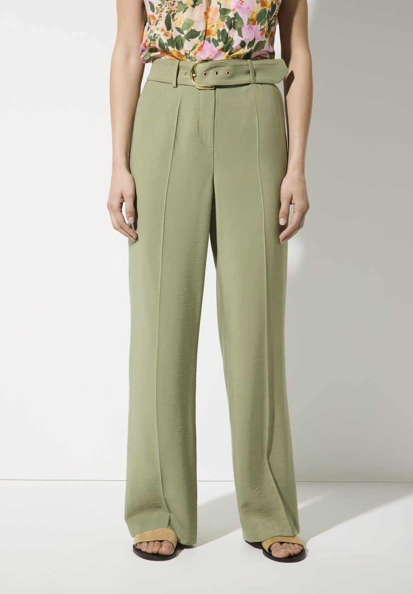 Olivgrüne MORE & MORE Hose aus Viskose-Twill mit passendem Gürtel. Weich fließend und angenehm zu tragen. Olivgrüne MORE & MORE Hose aus Viskose-Twill mit passendem Gürtel. Weich fließend und angenehm zu tragen.