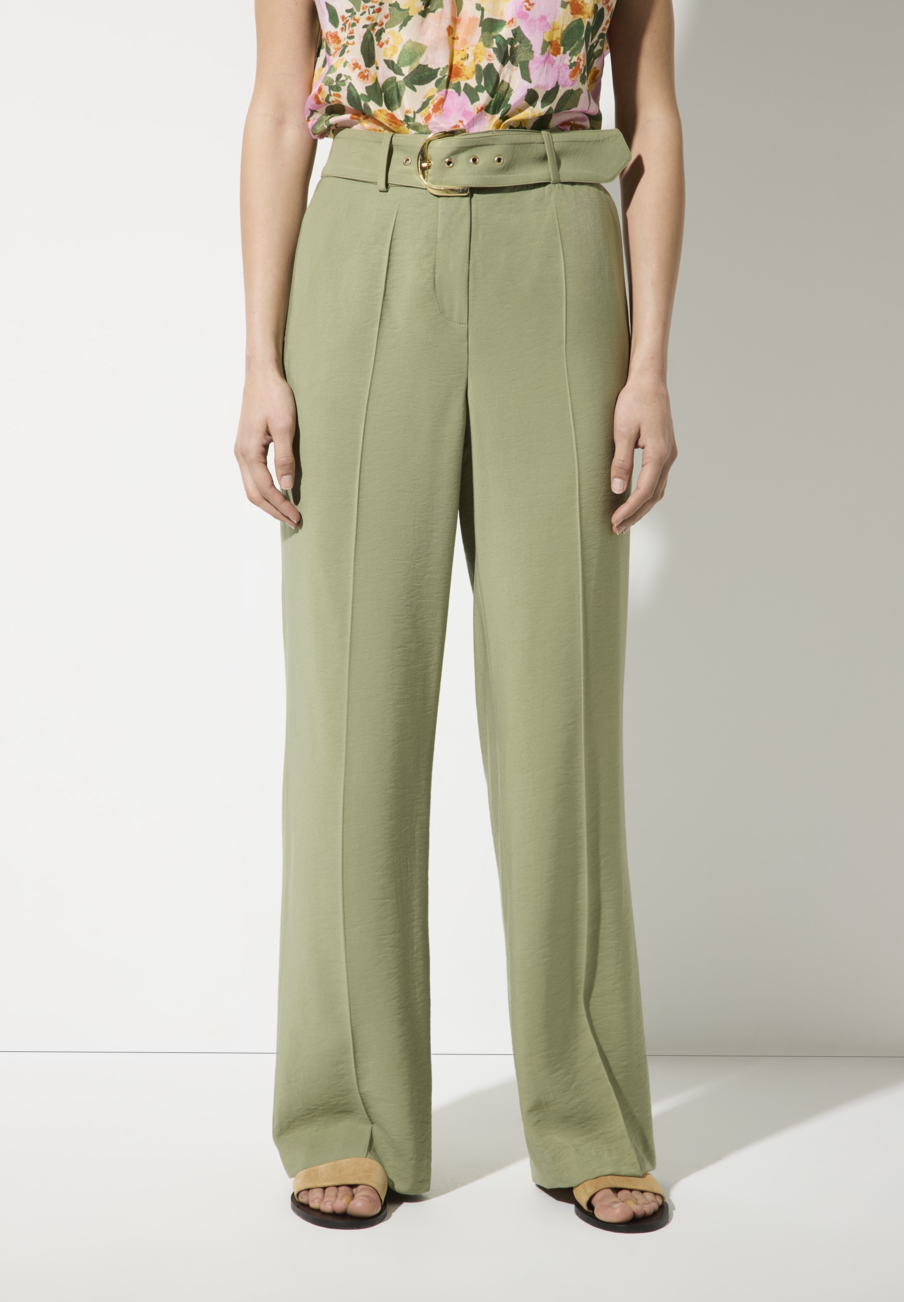 Olivgrüne MORE & MORE Hose aus Viskose-Twill mit passendem Gürtel. Weich fließend und angenehm zu tragen.
