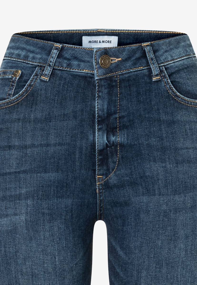 Nahaufnahme einer MORE & MORE Jeans aus Denim, die angenehm und elastisch ist. Nahaufnahme einer MORE & MORE Jeans aus Denim, die angenehm und elastisch ist.