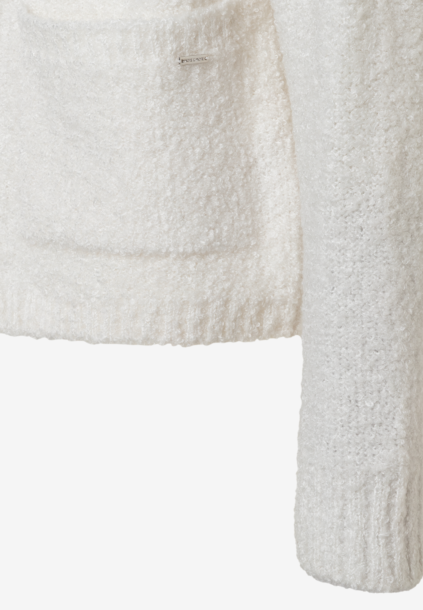 Detailansicht eines weißen Bouclé-Pullovers von MORE & MORE mit weichem Griff und wärmendem Effekt. Detailansicht eines weißen Bouclé-Pullovers von MORE & MORE mit weichem Griff und wärmendem Effekt.