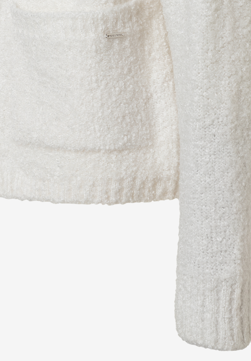 Detailansicht eines weißen Bouclé-Pullovers von MORE & MORE mit weichem Griff und wärmendem Effekt. Detailansicht eines weißen Bouclé-Pullovers von MORE & MORE mit weichem Griff und wärmendem Effekt.