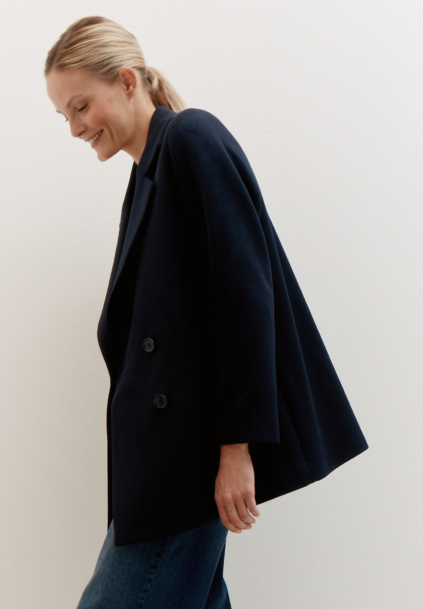 Eine lächelnde Frau mit MORE & MORE Oberteil aus Webware und angenehmem Tragekomfort. Eine lächelnde Frau mit MORE & MORE Oberteil aus Webware und angenehmem Tragekomfort.